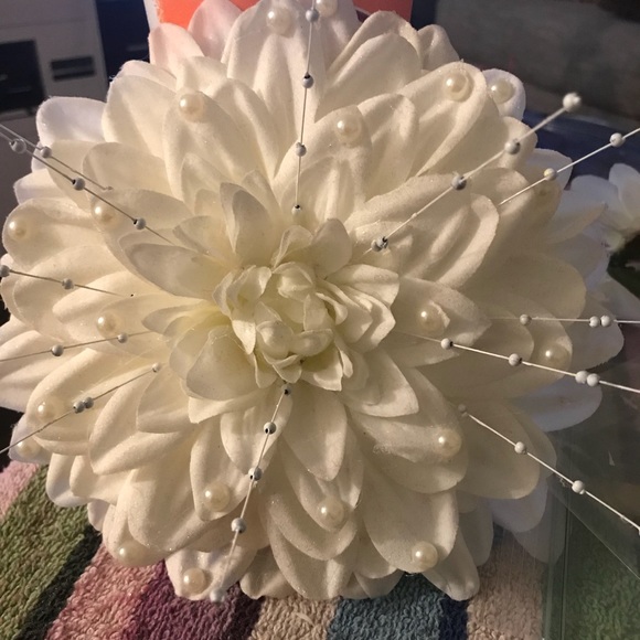 Beautiful large artificial Dahlia flowers - Picture 3 of 8